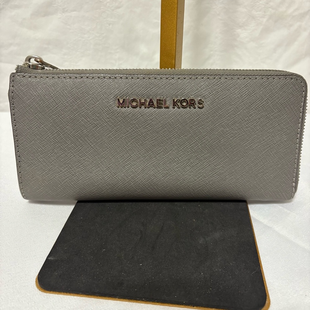 Michael Kors Jet Set Travel continental wallet in grey saffiano leather.